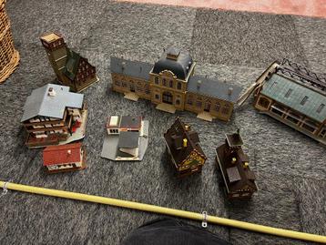Doos vol miniatuur trein set – huisjes, station, rails etc beschikbaar voor biedingen