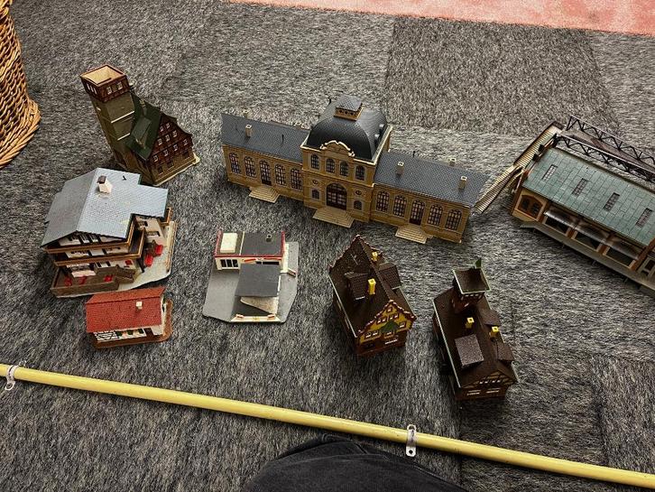 Doos vol miniatuur trein set – huisjes, station, rails etc, Hobby en Vrije tijd, Modeltreinen | H0, Gebruikt, Brug, Tunnel of Gebouw