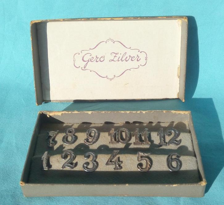 TAFELNUMMERS GERO ZILVER CIJFERS GLASHANGERS DOOS ART DECO, Antiek en Kunst, Curiosa en Brocante, Verzenden
