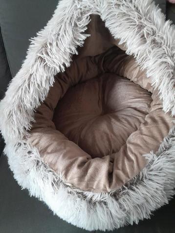 Kattenmand beschikbaar voor biedingen