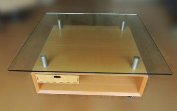 Houten salon tafel, met glazen plaat, vierkant model beschikbaar voor biedingen