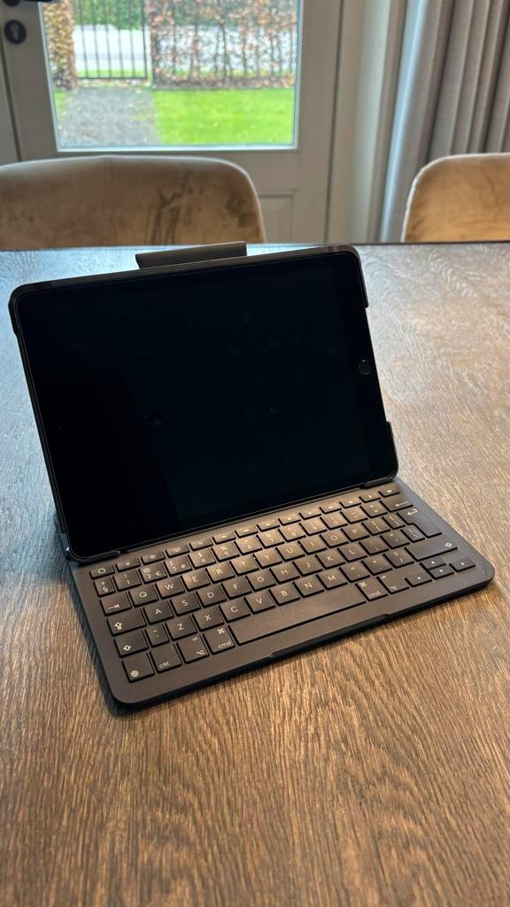 Logitech Slim Folio iPad 8/9 10.2 inch Keyboard Case, Computers en Software, Tablet-hoezen, Zo goed als nieuw, Bescherming voor- en achterkant