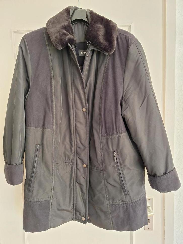 Zwarte winter jas met bontkraag - Maat 48, Kleding | Dames, Jassen | Winter, Gedragen, Maat 46/48 (XL) of groter, Zwart, Ophalen of Verzenden