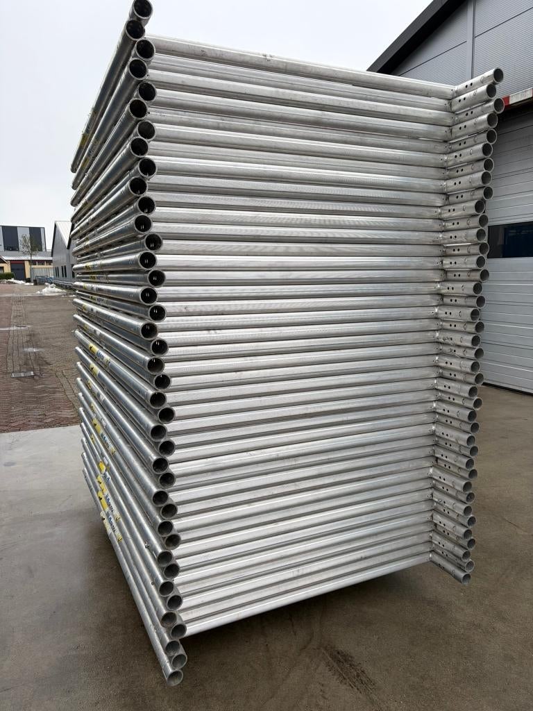 Gebruikte steigerframes 135-28-7 | Rolsteiger te koop, Doe-het-zelf en Verbouw, Steigers, Ophalen, Zo goed als nieuw, Rolsteiger of Kamersteiger