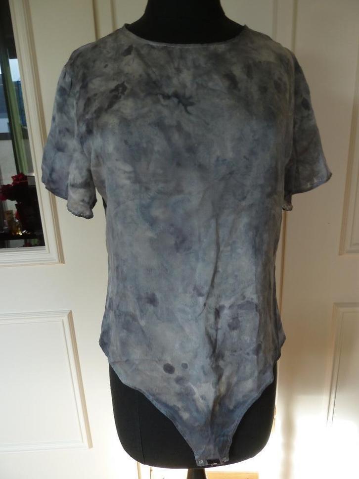 Zuiver zijden body, blouse, handpainted, mt. 40/42, nieuw, Kleding | Dames, Blouses en Tunieken, Nieuw, Maat 42/44 (L), Grijs