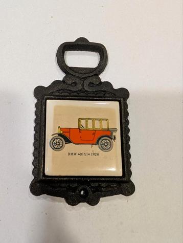 Vintage flesopener met onderzetter BMW beschikbaar voor biedingen