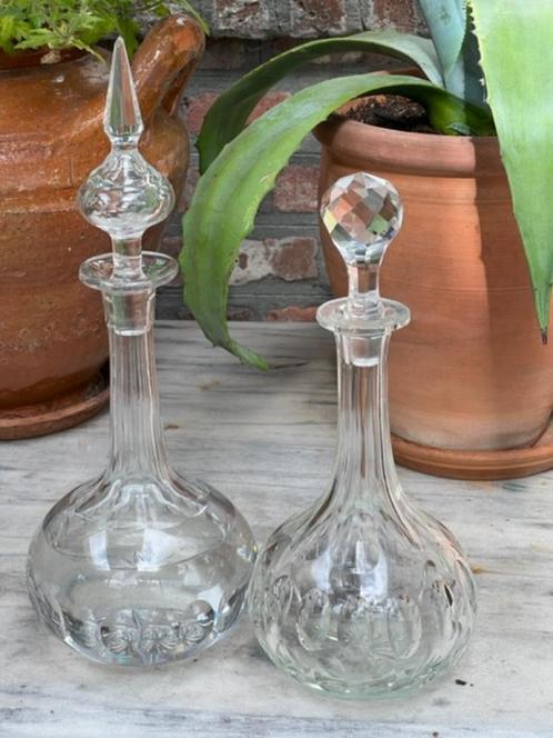 TWEE OLIJFGESLEPEN KARAFFEN, Antiek en Kunst, Antiek | Glas en Kristal, Verzenden