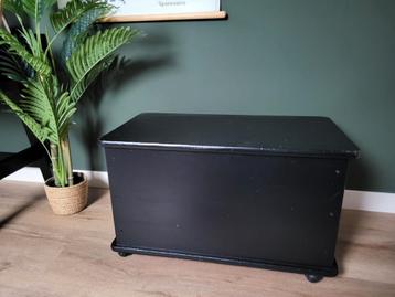 Houten kist op wielen beschikbaar voor biedingen