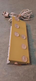 Iconisch vintage wandlampje, pastel geel met plexiglas, Gebruikt, Vintage, Ophalen of Verzenden, Retro vintage design
