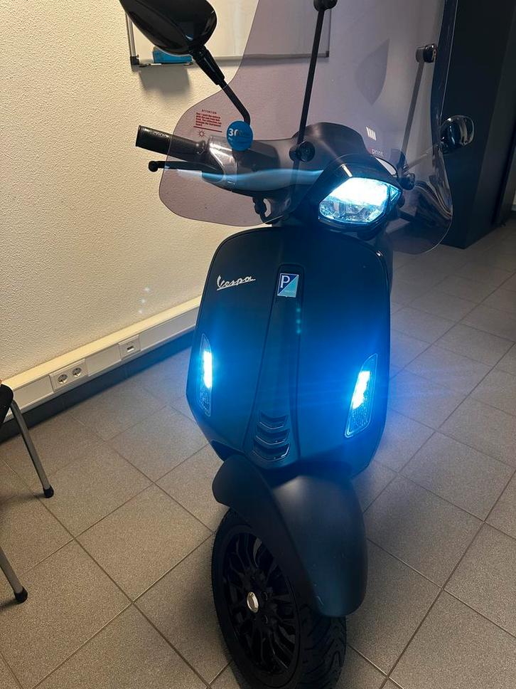 Zeer Nette Vespa Sprint Notte, Fietsen en Brommers, Scooters | Vespa, Zo goed als nieuw, Overige modellen, Maximaal 25 km/u, Benzine
