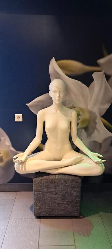 Etalage figuur meditatie beschikbaar voor biedingen