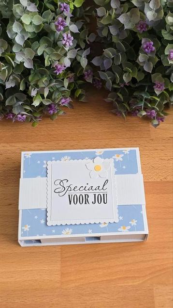 Zelfgemaakt leeg doosje  beschikbaar voor biedingen