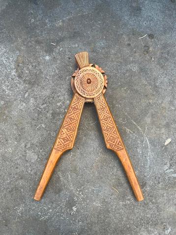 Handgemaakte houten notenkraker met handgesneden motief beschikbaar voor biedingen
