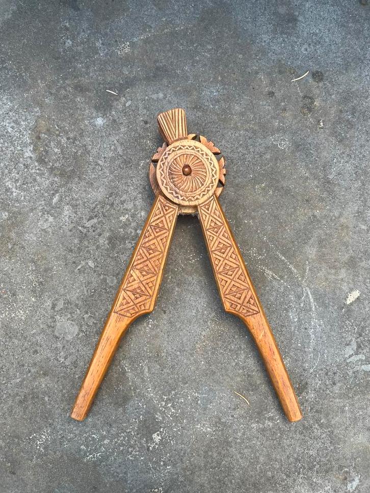 Handgemaakte houten notenkraker met handgesneden motief, Antiek en Kunst, Antiek | Gereedschap en Instrumenten, Ophalen of Verzenden