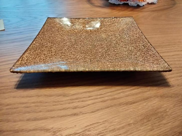 Schaaltje/ bordje. 19x19cm. Goudkleurig. Glas, Huis en Inrichting, Keuken | Servies, Gebruikt, Schaal of Schalen, Overige stijlen