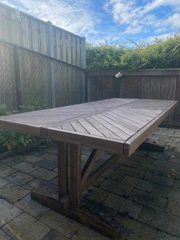  Houten tafel met visgraatpatroon – voor 6 personen beschikbaar voor biedingen