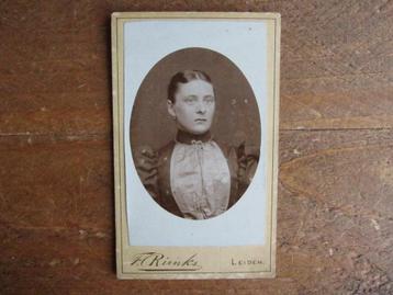 Antieke foto, portret vrouw, F. Rienks - Leiden, CDV beschikbaar voor biedingen