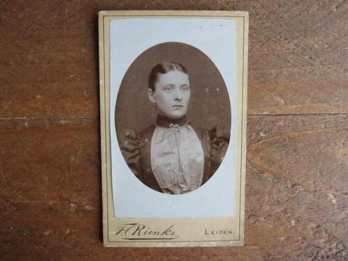 Antieke foto, portret vrouw, F. Rienks - Leiden, CDV, Verzamelen, Foto's en Prenten, Gebruikt, Foto, Overige onderwerpen, Voor 1940