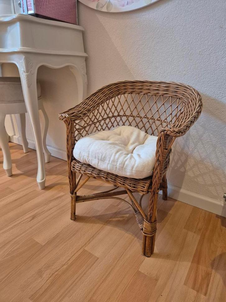 Vintage Rotan Kinderstoeltje met Kussen, Huis en Inrichting, Stoelen, Zo goed als nieuw, Eén, Riet of Rotan, Bruin, Ophalen