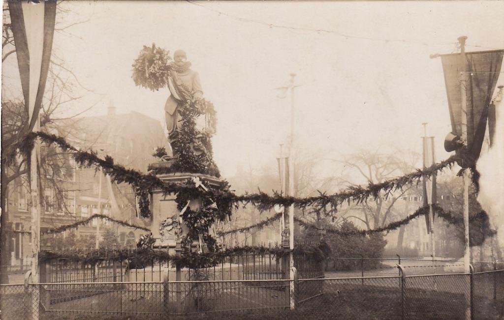 699X fotokaart Rotterdam Delfshaven Piet Heinplein standbeel, Verzamelen, Ophalen of Verzenden, Voor 1920, Ongelopen, Zuid-Holland