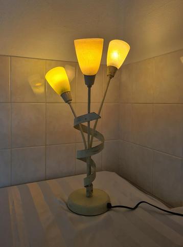 staande lamp met 3 glazen kapjes/kelken en voet van metaal beschikbaar voor biedingen