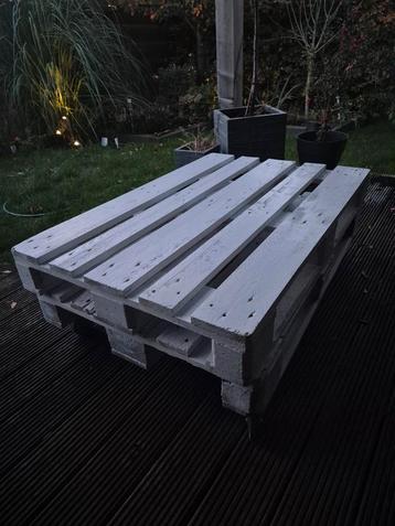 Salontafel van 2 europallets beschikbaar voor biedingen