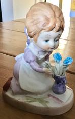 OUD PERSELEINEN BEELDJE: MEISJE MET EEN VAAS BLOEMEN, Antiek en Kunst, Antiek | Porselein, Ophalen of Verzenden