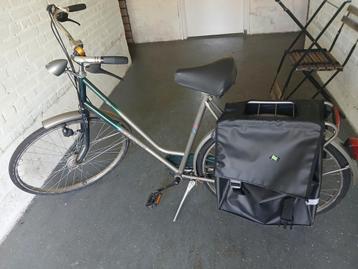 Damesfiets met nieuwe banden en tas beschikbaar voor biedingen