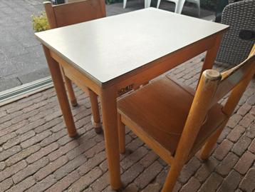Kinder tafel met twee stoelen beschikbaar voor biedingen