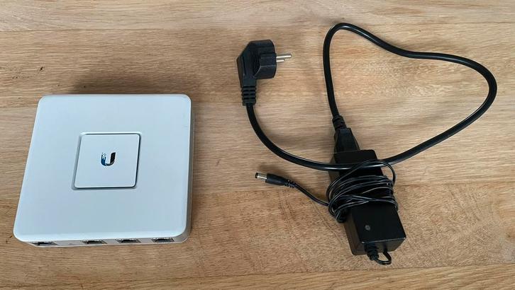 Unifi security gateway USG, Computers en Software, Routers en Modems, Zo goed als nieuw, Ophalen of Verzenden