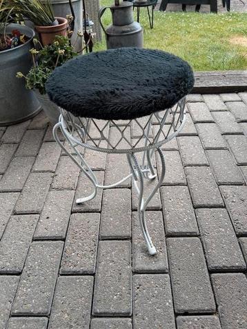 Smeedijzer kruk met bont zitting beschikbaar voor biedingen