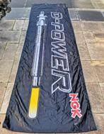 NGK grote (gloei) bougie vlag. 476 cm  96 cm., Verzamelen, Merken en Reclamevoorwerpen, Ophalen of Verzenden, Zo goed als nieuw