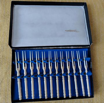 Vintage Prikkers in Originele Doos beschikbaar voor biedingen