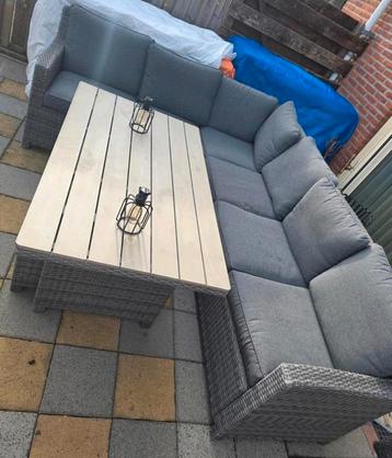 Nette loungeset met gebruikssporen beschikbaar voor biedingen