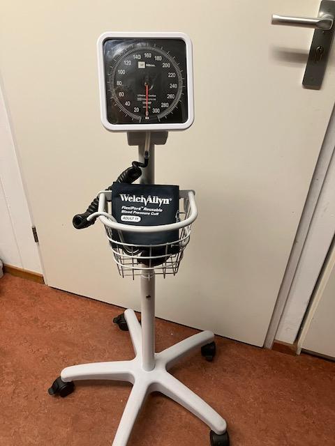 Bloeddrukmeter op verrijdbaar statief, Diversen, Verpleegmiddelen, Gebruikt, Ophalen of Verzenden