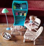 kast, rieten stoelen en tafel op plus hond, Ophalen of Verzenden, Gebruikt, Poppenhuis