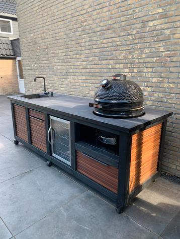 Prachtige luxe buitenkeuken met veel opties beschikbaar voor biedingen