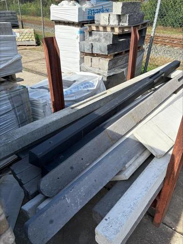 Betonpalen en platen met kleine schade of breuk beschikbaar voor biedingen