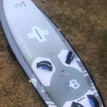 mistral AB+ Slalom 95 + footstraps + boardbag + 2 fins beschikbaar voor biedingen