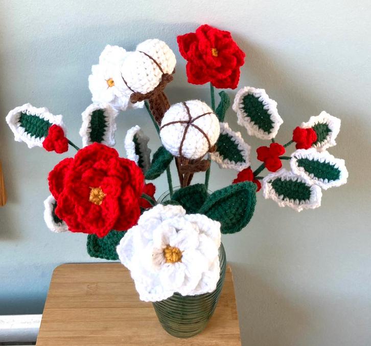 Gehaakt KERST boeket 4 Kerstrozen 2 Hulsttakken + katoenbol, Huis en Inrichting, Woonaccessoires | Kunstplanten en Kunstbloemen