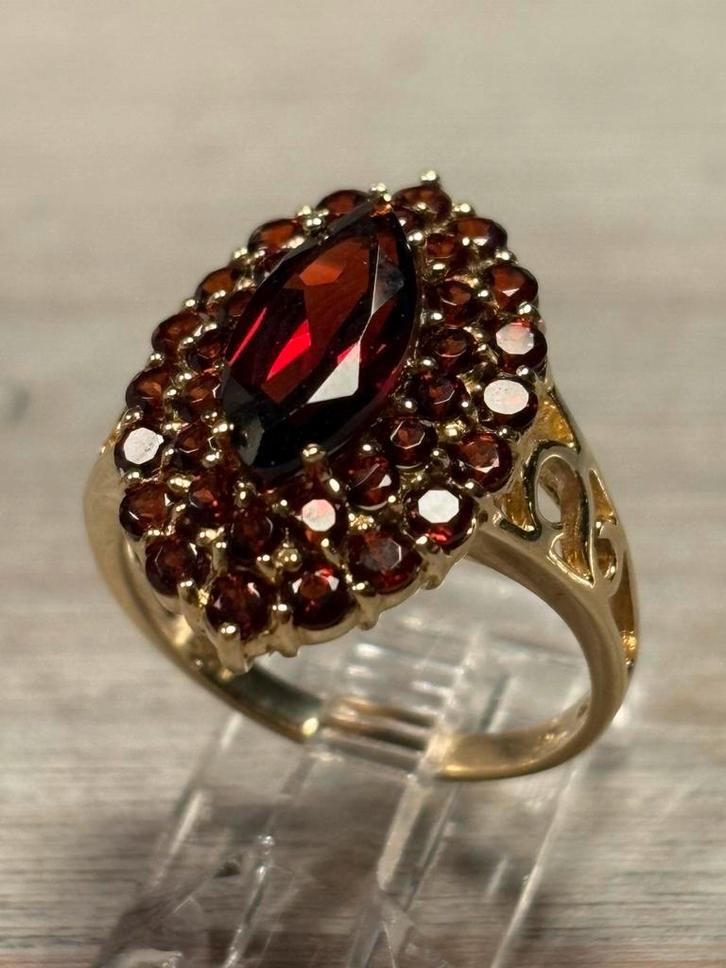 Prachtige 9 karaat gouden ring met granaten, Sieraden, Tassen en Uiterlijk, Ringen, Zo goed als nieuw, Dame, 17 tot 18, Goud, Verzenden