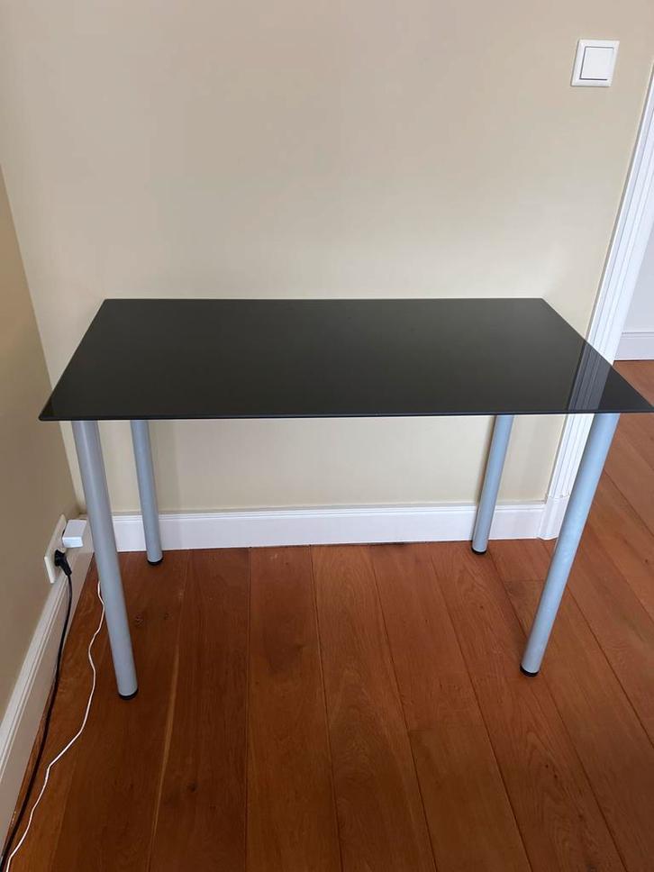 IKEA Glasholm Bureau - Zwart Glas, Grijze Poten, Huis en Inrichting, Bureaus, Zo goed als nieuw, Bureau, Ophalen