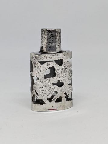 Vintage parfum flesje met zilver beschikbaar voor biedingen