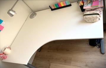 Buro~Hoekburo Bekant Ikea~Hoekbureau~Hoogte verstelbaar beschikbaar voor biedingen