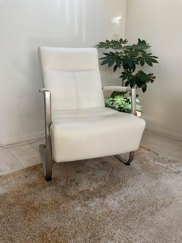 Wit lederen fauteuil  beschikbaar voor biedingen