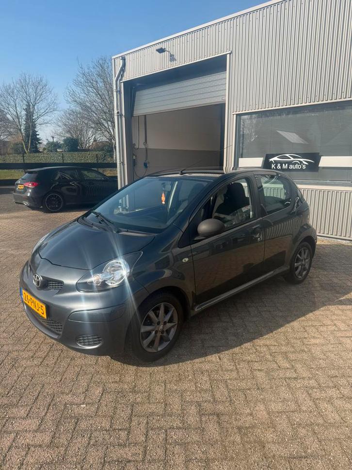 Toyota Aygo 1.0 12V Vvt-i 5DRS 2011 Grijs, Auto's, Toyota, Bedrijf, Aygo, ABS, Airbags, Airconditioning, Lichtmetalen velgen, Metallic lak
