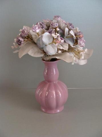 Paars Vaasje met kunstbloemen  beschikbaar voor biedingen