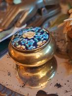 Heel mooi klein oud pillen/poeder/opbergdoosje met bloemen, Antiek en Kunst, Curiosa en Brocante, Ophalen of Verzenden