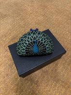 Nieuwstaat gala clutch pauwdesign strass + luxe doos & hoes, Sieraden, Tassen en Uiterlijk, Tassen | Damestassen, Ophalen of Verzenden