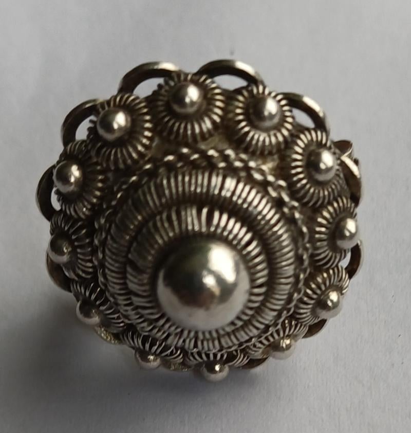 Antieke zilveren zeeuwse knop/knoop broche, Sieraden, Tassen en Uiterlijk, Antieke sieraden, Ophalen of Verzenden, Zilver, Broche